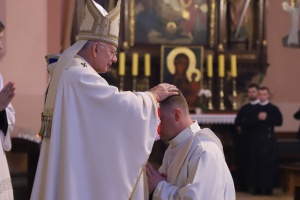 arcybiskup marek jędraszewski udziela święceń kapłańskich